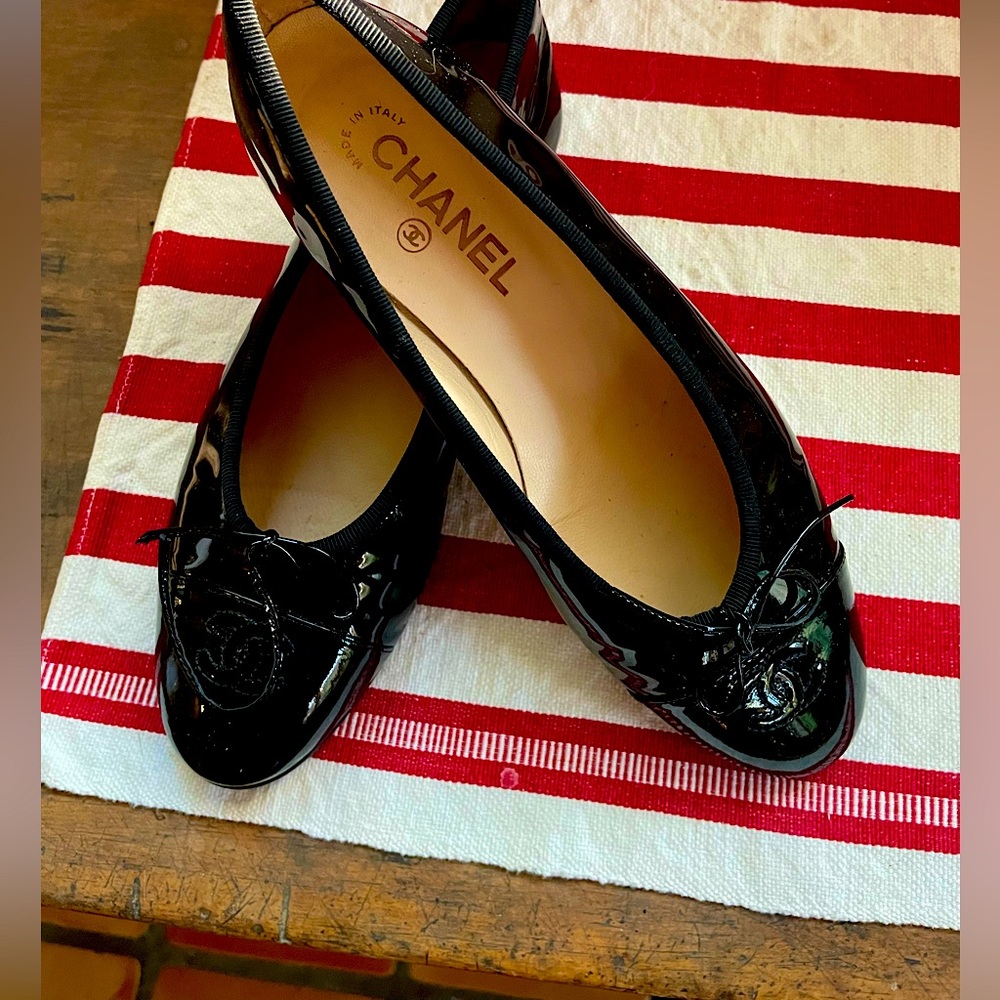 COPY - Chanel black patent leather flats with box and dust bag